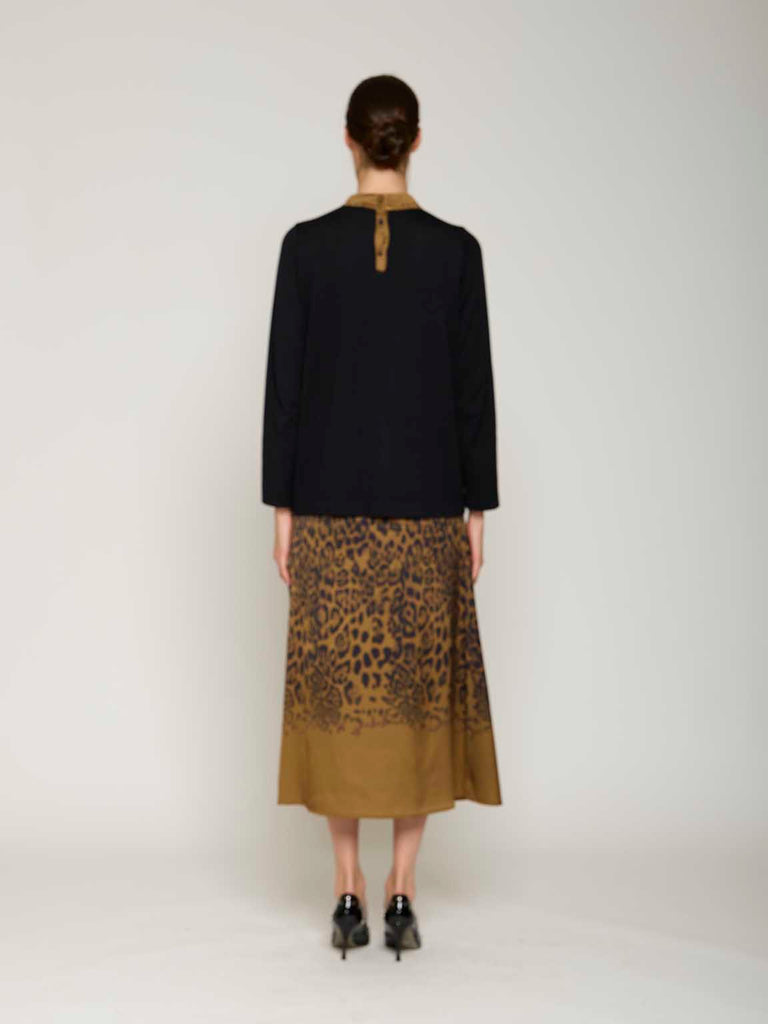 Blusa bimaterica in raso animalier e maglia nera