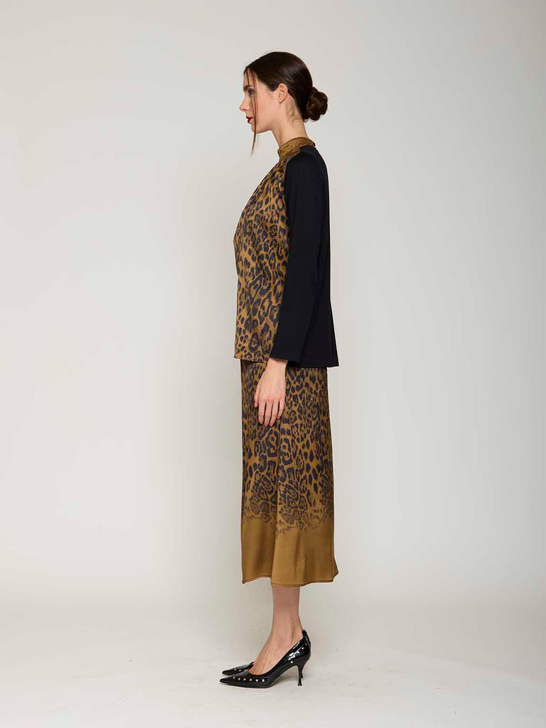 Blusa bimaterica in raso animalier e maglia nera